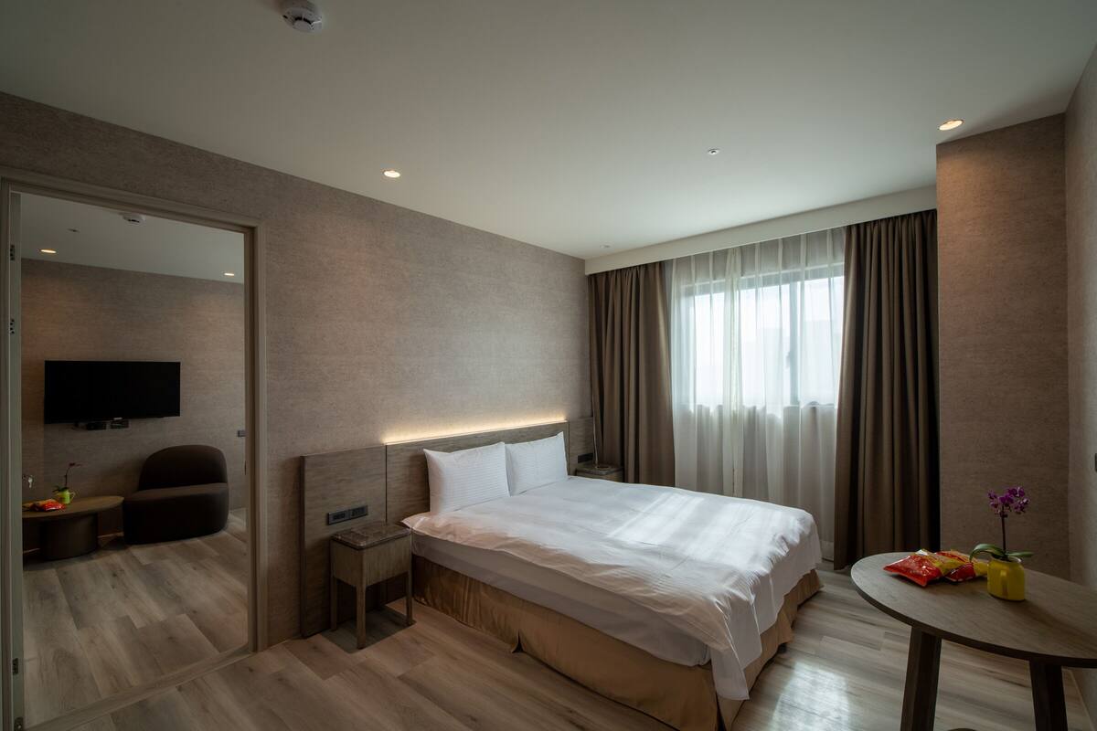 In-room safe, soundproofing, free WiFi, bed sheets