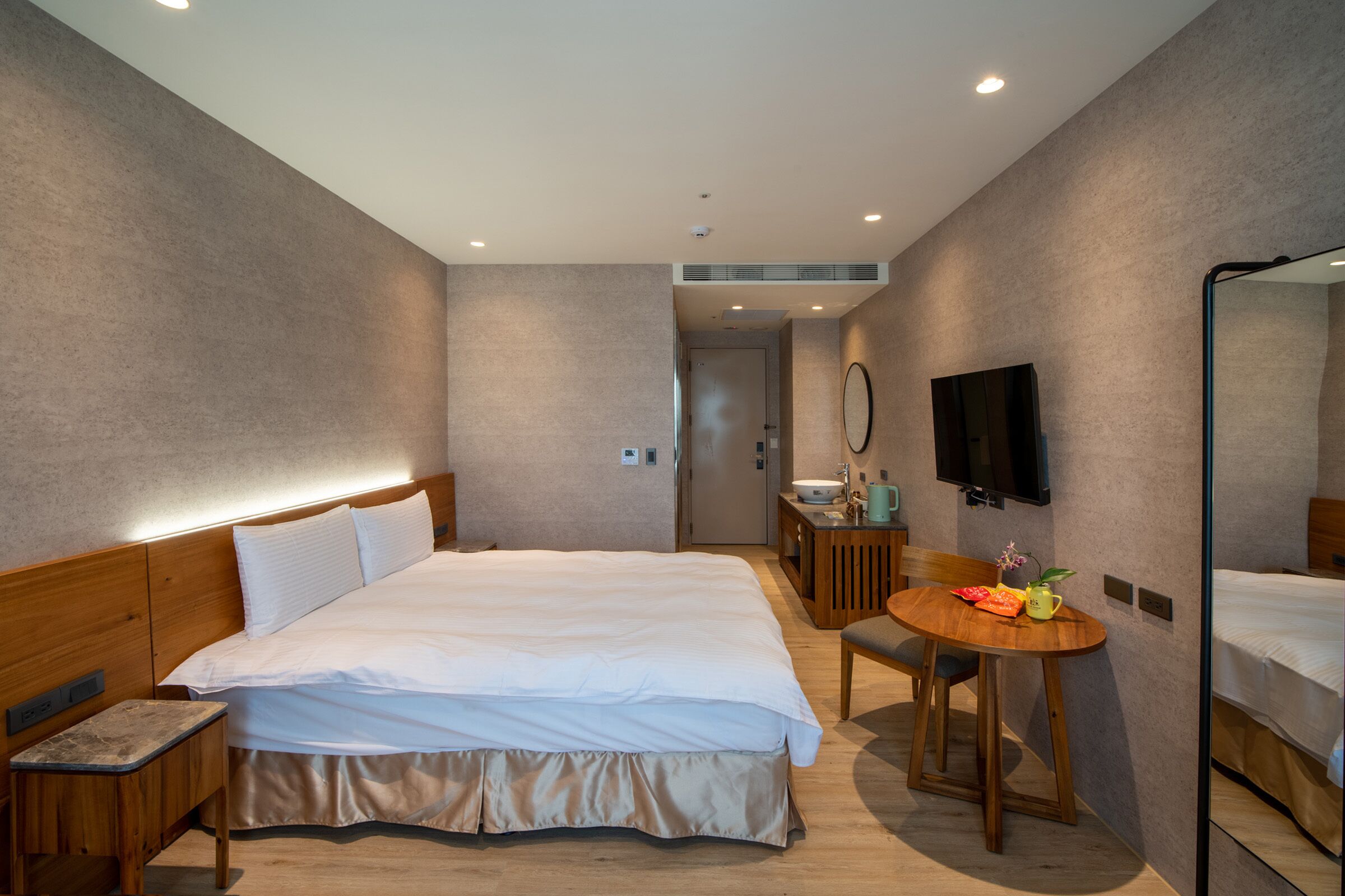 City kamer, 1 queensize bed | Een kluis op de kamer, geluiddichte muren, gratis wifi, beddengoed