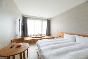 City Room, Multiple Beds | In-room safe, soundproofing, free WiFi, bed sheets - In Joy Hotel (Taichung)