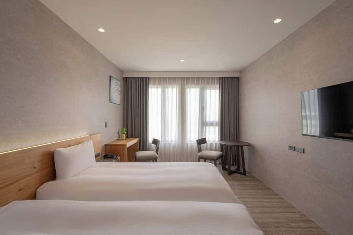 In-room safe, soundproofing, free WiFi, bed sheets