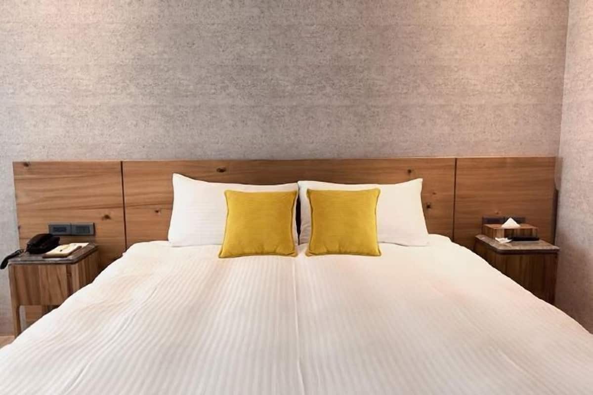 In-room safe, soundproofing, free WiFi, bed sheets