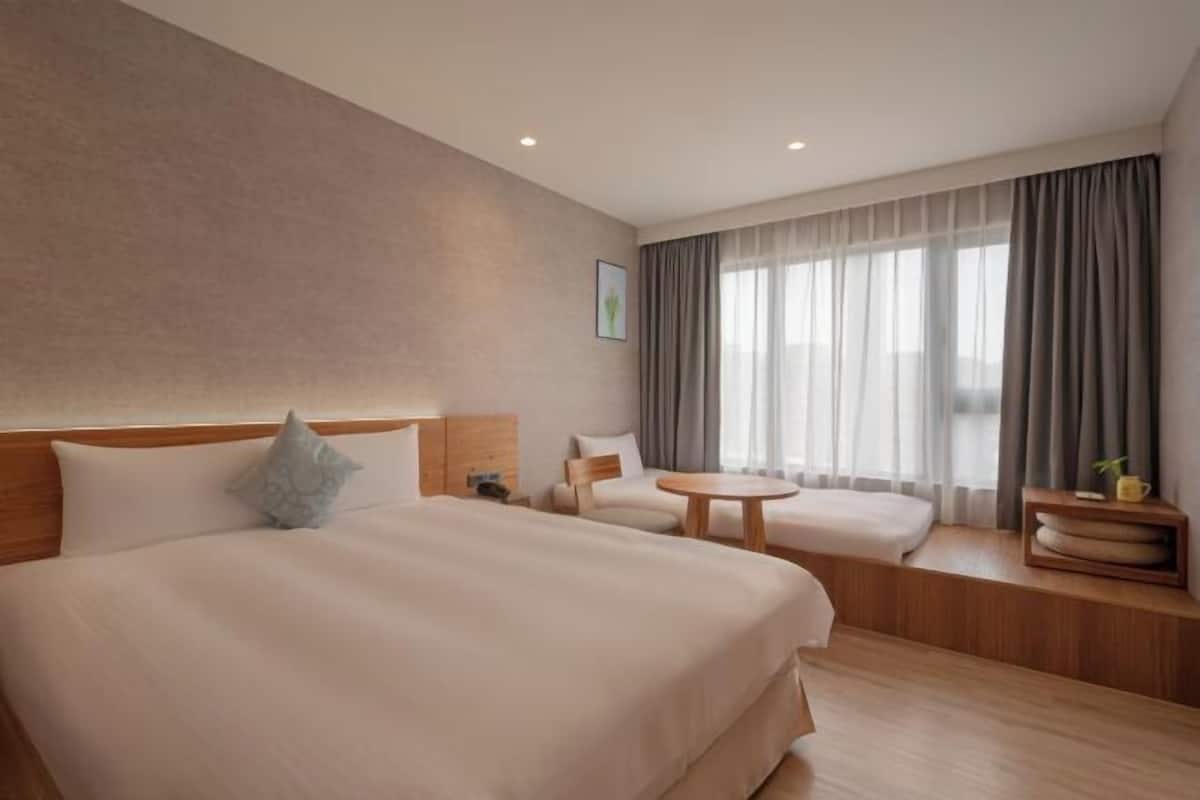 In-room safe, soundproofing, free WiFi, bed sheets