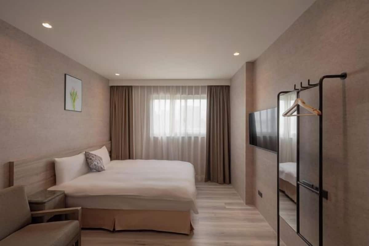 In-room safe, soundproofing, free WiFi, bed sheets