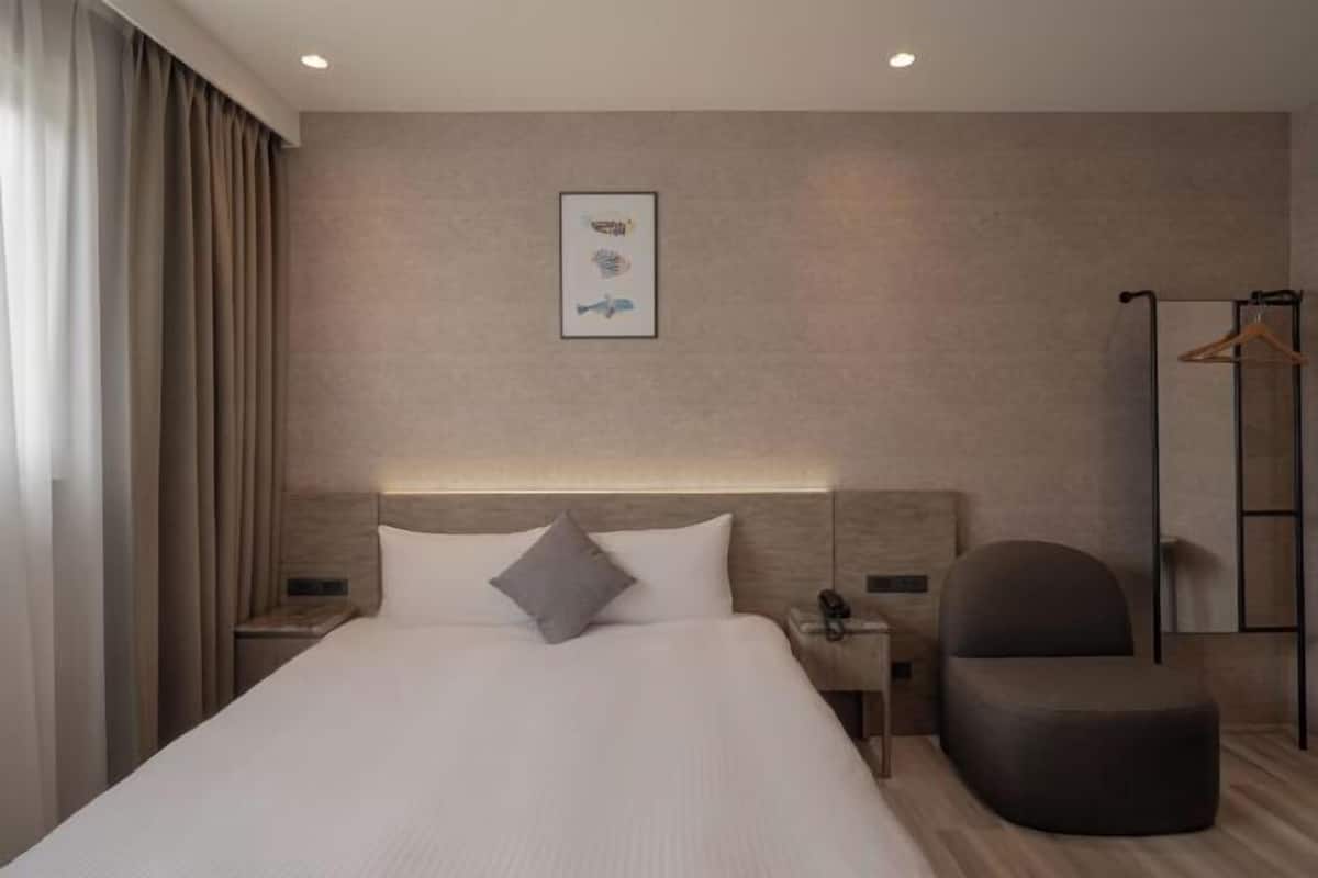 In-room safe, soundproofing, free WiFi, bed sheets