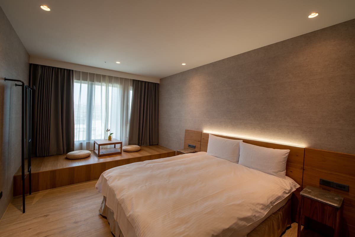 In-room safe, soundproofing, free WiFi, bed sheets