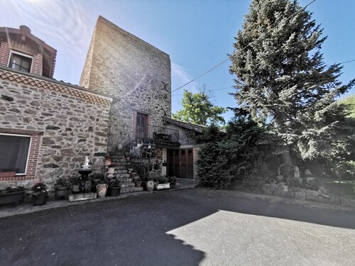 Gîte Authentique pour 2-3 Pers. avec Cour, Terrain et Pêche, à Proximité de Brioude et Blesle