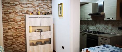 Køleskab, mikrobølgeovn, ovn, kogeplade