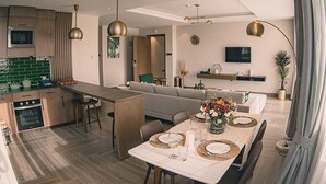 Luxe appartement | Privékeuken | Een koelkast met diepvriezer, een oven, keukenpapier, een keukeneiland