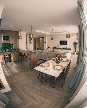 奢華公寓 | 私人廚房 | 大型冰箱、烤箱、紙巾、中島式廚房