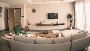Luxe appartement | Een bureau, een laptopwerkplek, geluiddichte muren