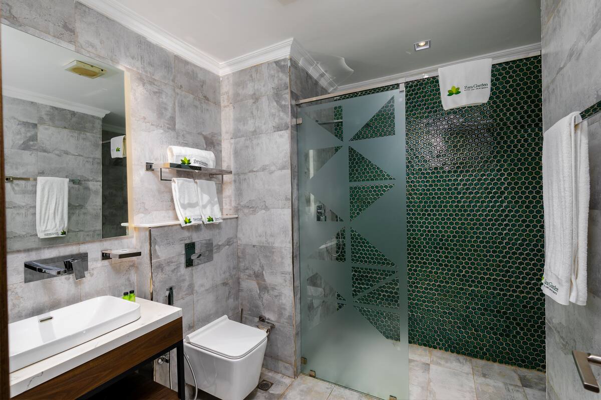 Standaard kamer | Badkamer | Een regendouche, gratis toiletartikelen, een haardroger, badjassen