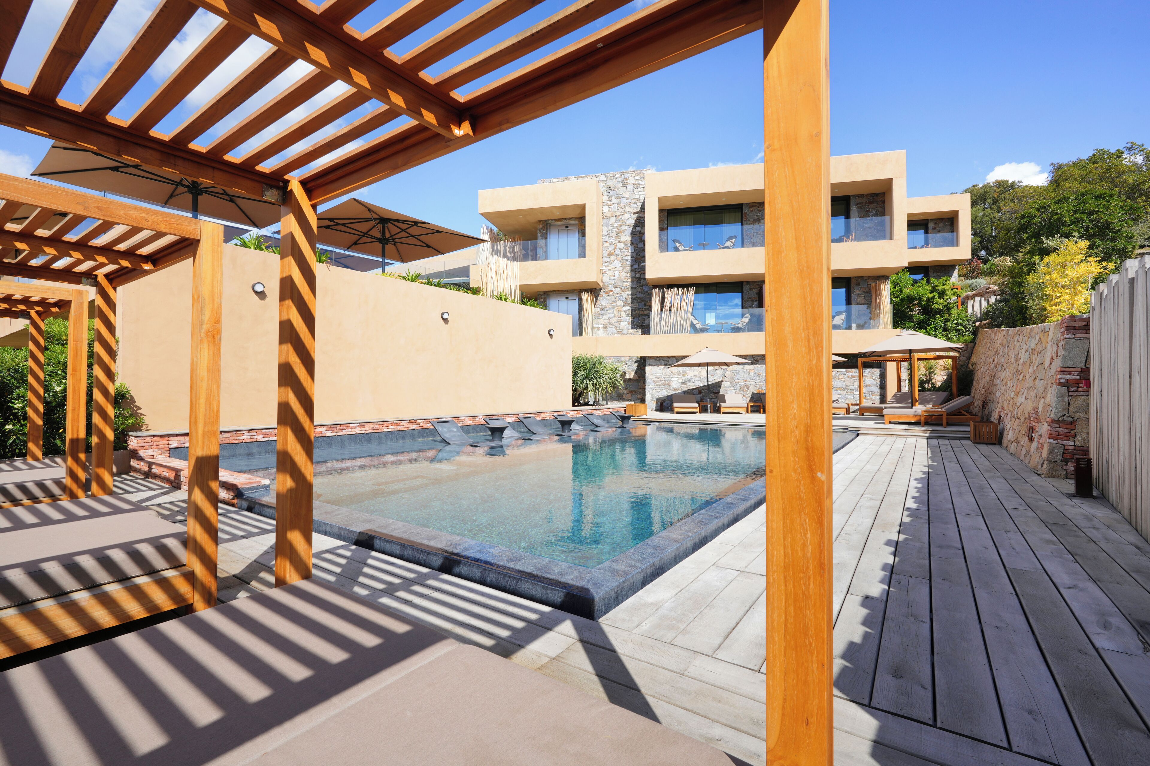 室外游泳池，池畔遮阳伞