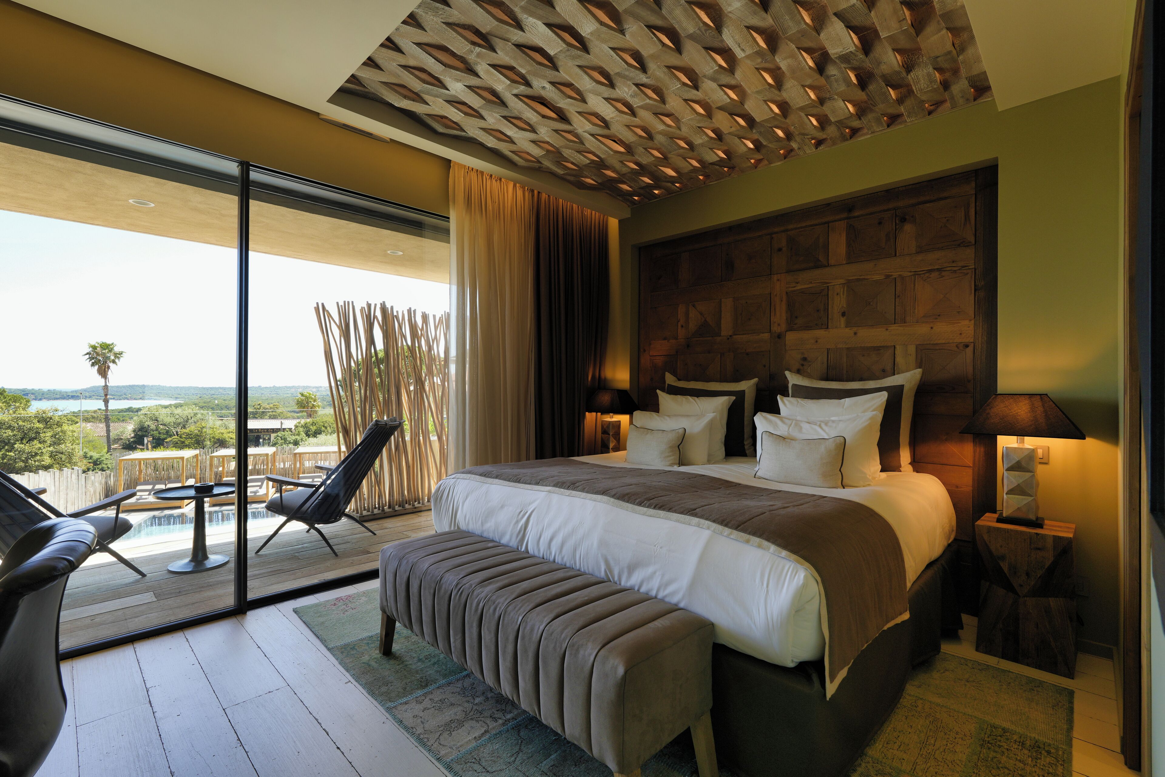 高级双人房 | 高档床上用品、加厚床垫、客房内保险箱、办公桌