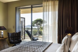 高级双人房 | 高档床上用品、加厚床垫、客房内保险箱、办公桌