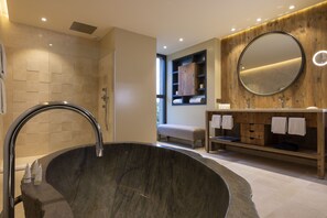 Phòng Royal | Phòng tắm | Đồ dùng nhà tắm miễn phí, máy sấy tóc, áo choàng tắm 
