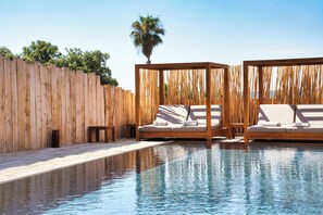 Outdoor pool, pool umbrellas - Les Regalia Hotel & SPA (Zonza)