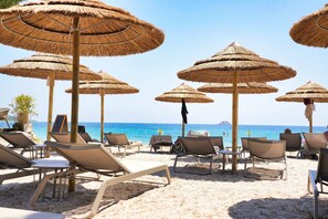 A beach with thatched umbrellas and sun loungers. - Les Regalia Hotel & SPA (Zonza)