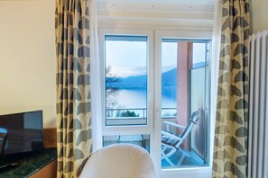 Small Grandlit Double Room mit Balkon oder Terrasse | บริเวณนั่งเล่น | ทีวี 30 นิ้ว พร้อมช่องเคเบิล