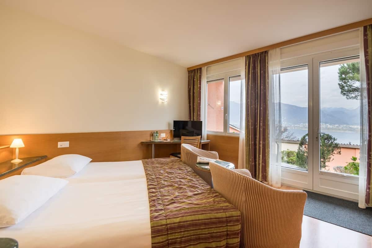 Bellavista Superior Double Room mit Balkon oder Terrasse | 1 phòng ngủ, két bảo mật tại phòng, bàn, bàn ủi/dụng cụ ủi quần áo
