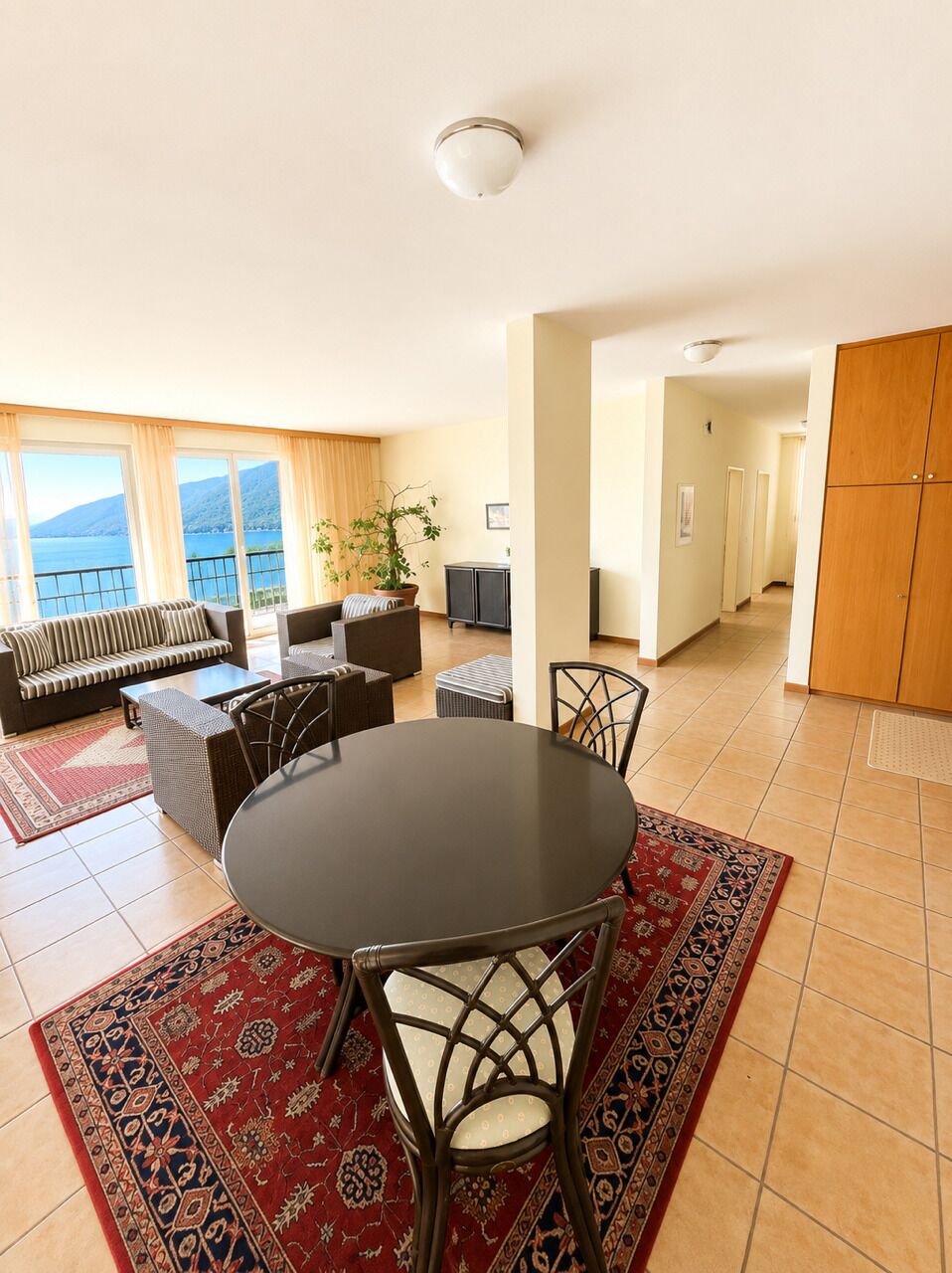 Apartamento estándar, vistas al lago | Zona de estar | Televisión de 30 pulgadas con canales por cable