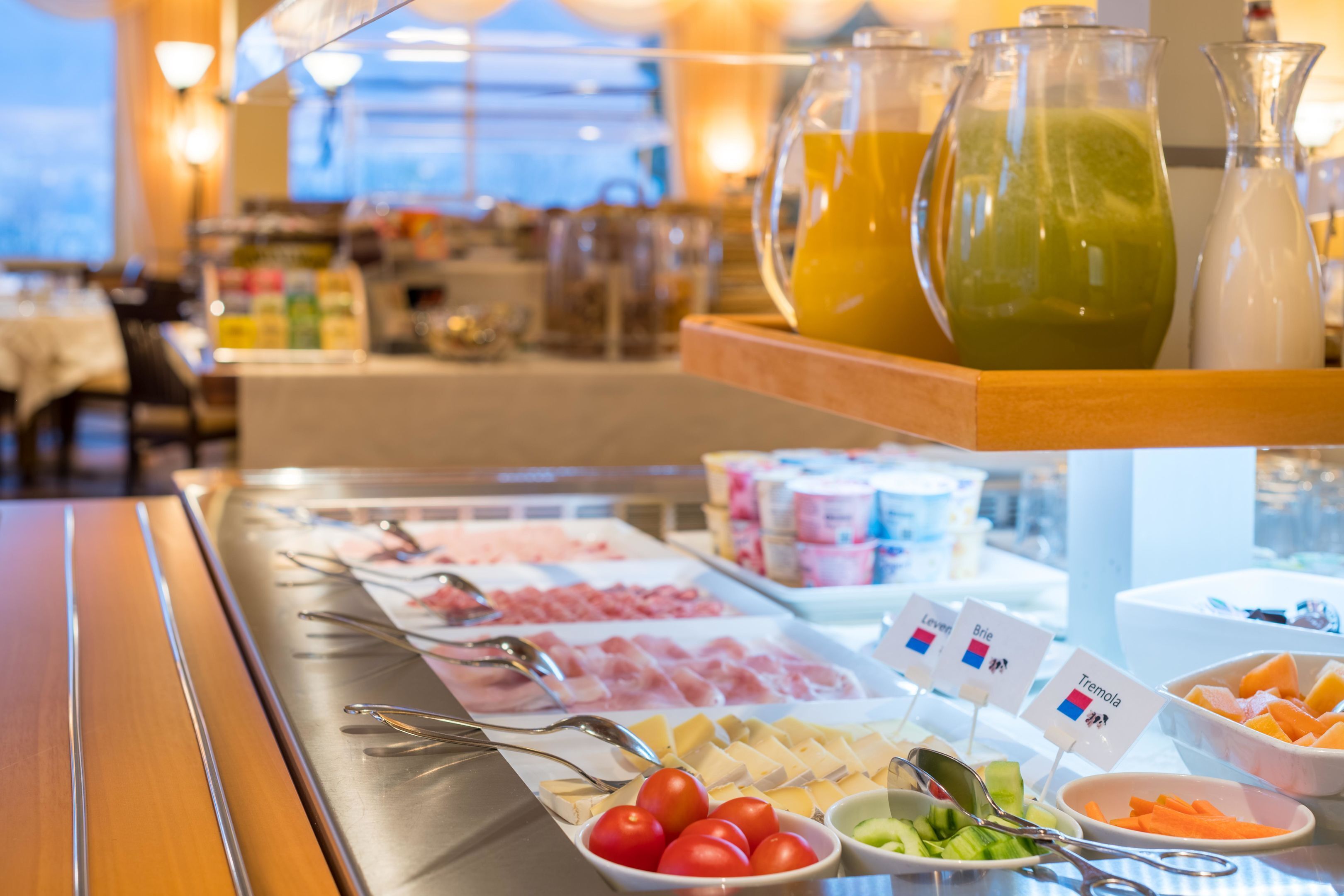 Ein Buffet mit verschiedenen Speisen und Getränken.
