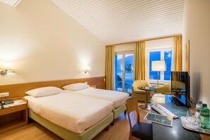 Bellavista Classic Double Room mit Balkon oder Terrasse | In-room safe, desk, iron/ironing board, free WiFi - Bellavista Swiss Quality Hotel    (Gambarogno)