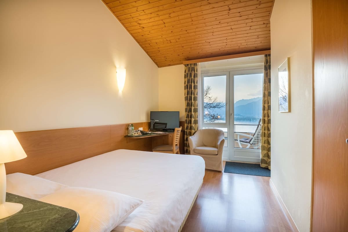 Small Grandlit Double Room mit Balkon oder Terrasse | Een kluis op de kamer, een bureau, een strijkplank/strijkijzer