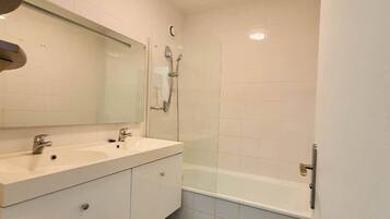 Douche, sĂšche-cheveux, serviettes fournies