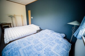 Familienzimmer | Schreibtisch, laptopgeeigneter Arbeitsplatz, Verdunkelungsvorhänge