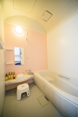 Family Room | Bilik Mandi | Tab mandi dan pancuran berasingan, pengering rambut, selipar 