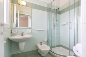 Shower, hair dryer, bidet, towels - Hotel Luana  (Riccione)