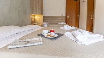 Escritorio, insonorización, wifi gratis y ropa de cama