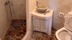 Un baño con ducha, lavabo e inodoro.