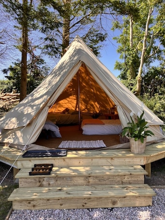 Parco della struttura. Ballydorn Stay Shepherds Hut with a view