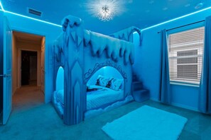 10 Schlafzimmer, Schreibtisch, Bügeleisen/Bügelbrett, Reisekinderbett