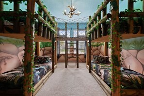 10 habitaciones, escritorio y tabla de planchar con plancha