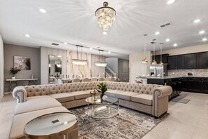 TV - 3504 Lavender · NEW Vacation Home Windsor Island by Disney w/pool (Davenport)