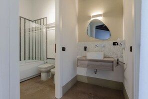 Jetted bath, hair dryer, bidet - GuestHost - Cozy 50 sqm apartment, on two levels, for up to 4 people, located on the 3rd floor of a period building (lift). The property is located in the heart of Palermo, in via Maqueda (Traffic-Restricted Area) and is the ideal solution for visiting t (Palermo)