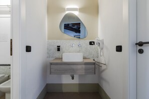Vasca idromassaggio, asciugacapelli, bidet