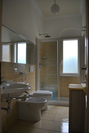 Shower, bidet - Sun - Apartments in old farmhouse (Puglia)