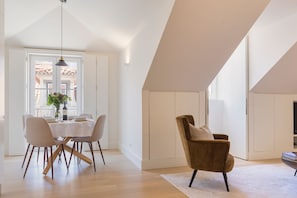Appartement Ville, plusieurs lits, vue ville | Coin séjour | TV connectée de 43 pouces avec chaînes par câble, station d'accueil MP3