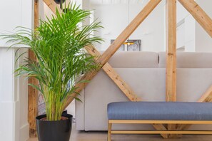 Apartamento City, 1 cama de matrimonio con sofá cama, cocina, vistas a la ciudad | Zona de estar | Smart TV de 43 pulgadas con canales por cable