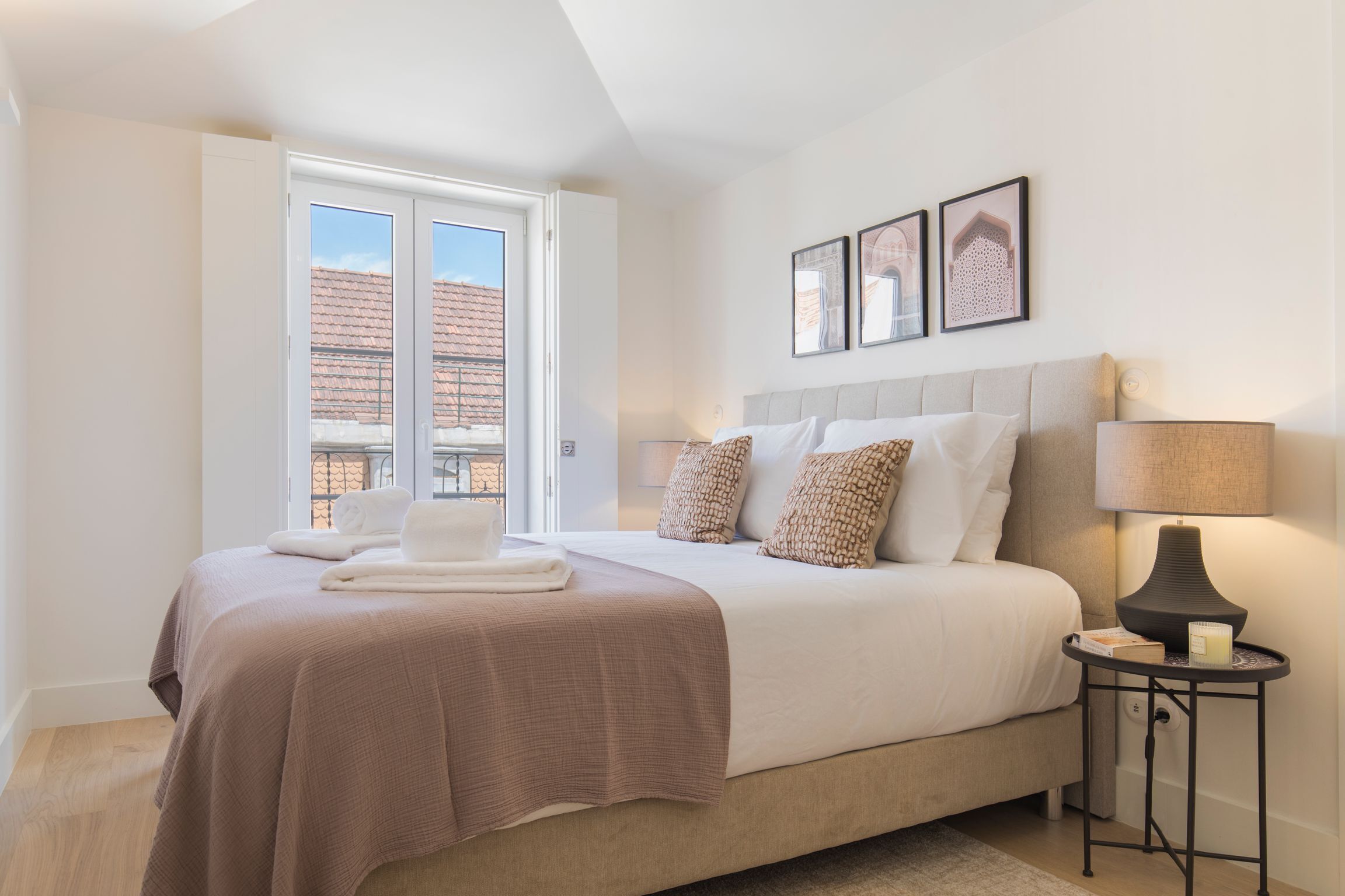 Apartamento urbano, várias camas, vista para a cidade | Roupas de cama premium, cofres nos quartos, escrivaninha