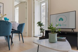 Appartement Ville, plusieurs lits, cuisine, vue ville | Coin séjour
