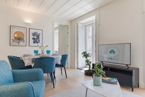 Apartamento City, varias camas, cocina, vistas a la ciudad | Zona de estar | Smart TV de 43 pulgadas con canales por cable