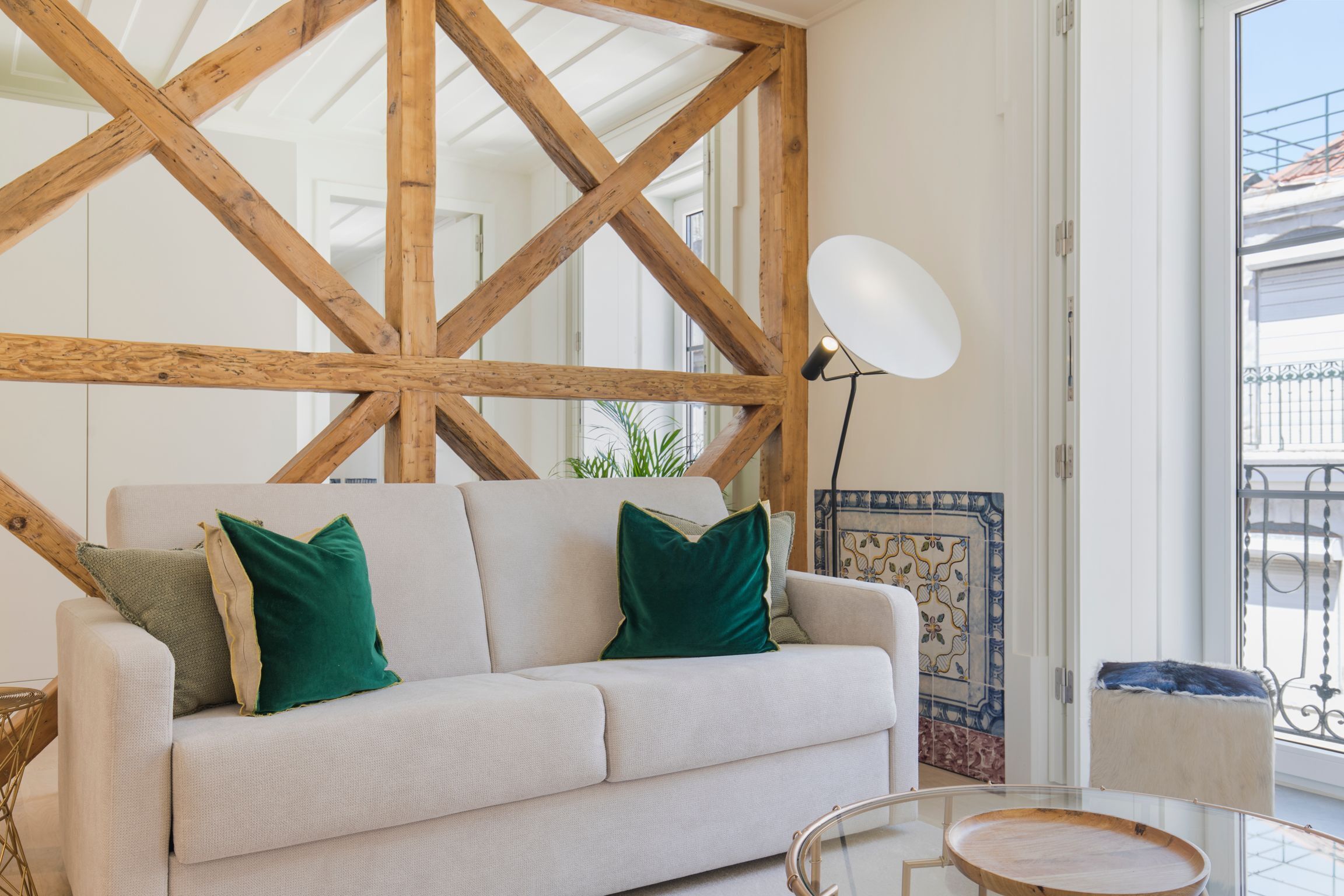 Apartamento urbano, 1 cama Queen e sofá-cama, cozinha, vista para a cidade | Área de estar | Smart TV 43 polegadas com canais a cabo, dock para MP3