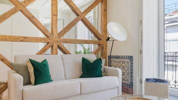 Apartamento urbano, 1 cama Queen e sofá-cama, cozinha, vista para a cidade | Área de estar | Smart TV 43 polegadas com canais a cabo, dock para MP3