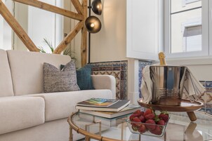 Apartamento urbano, 1 cama Queen e sofá-cama, cozinha, vista para a cidade | Área de estar | Smart TV 43 polegadas com canais a cabo, dock para MP3