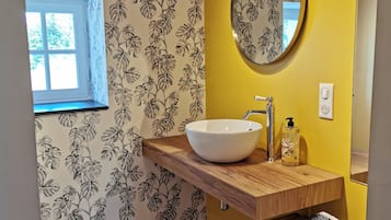 Chambre Familiale | Salle de bain | Sèche-cheveux, serviettes fournies, savon, shampoing