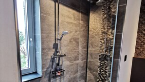 A modern shower with a glass door, a window, and a tiled wall. - La Jacquière - Chambres de charme (Chaumont-sur-Loire)